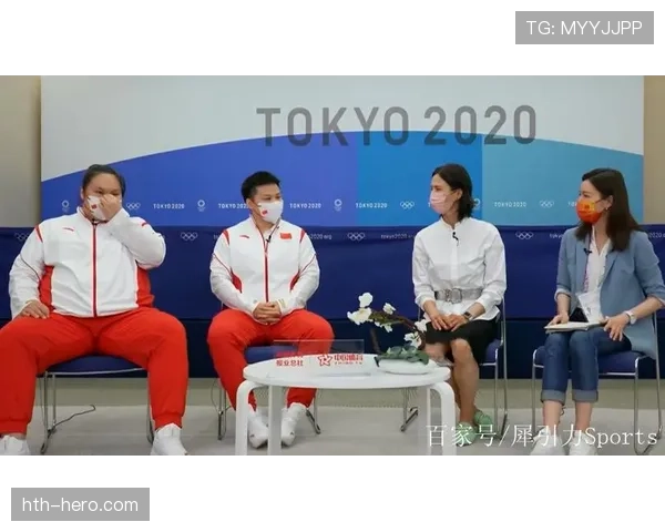 汪周雨手拎的那个包比我几个月工资还贵，刷到图我只想问这是谁的生活啊